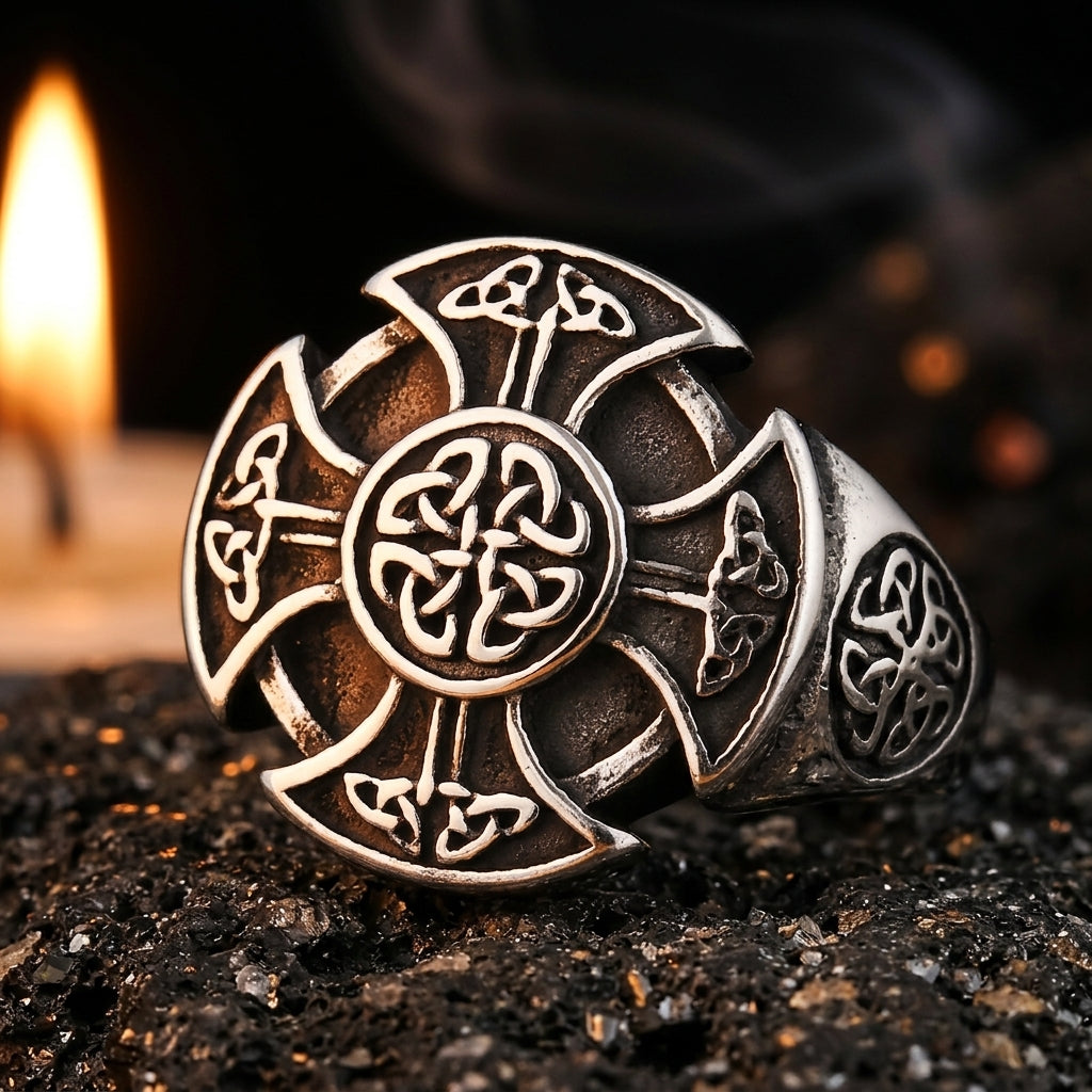 Bague Croix Celtique ERYTH — ambiance pierre volcanique et lumiere de bougie