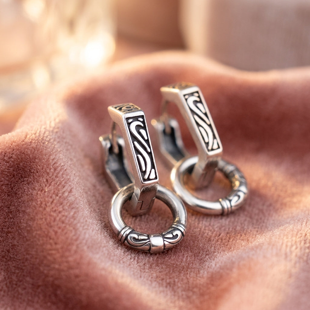Boucles d'oreilles Entrelacs Nordiques ERYTH sur velours, ambiance chaude