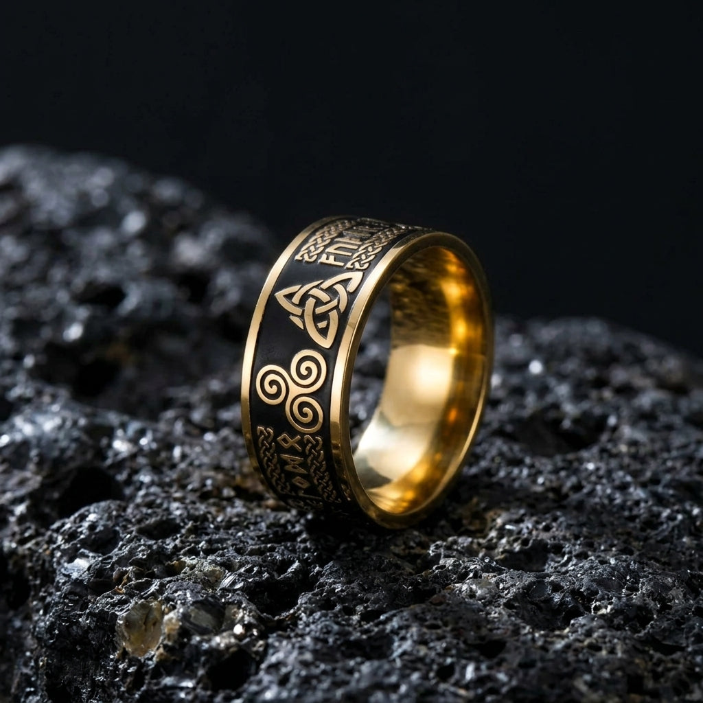 Bague Totem Viking ERYTH — eclairage dramatique froid sur pierre volcanique