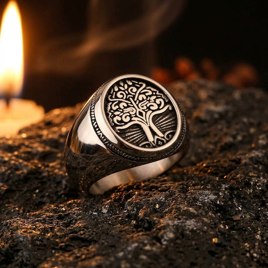 Bague Arbre de Vie ERYTH — ambiance pierre volcanique et lumiere de bougie