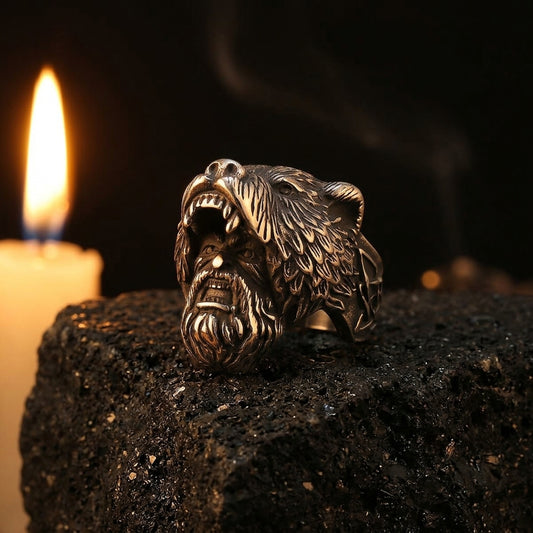 Bague Guerrier Loup ERYTH — ambiance pierre volcanique et lumière de bougie