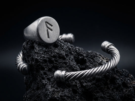 Bague et bracelet vikings graves poses sur pierre volcanique