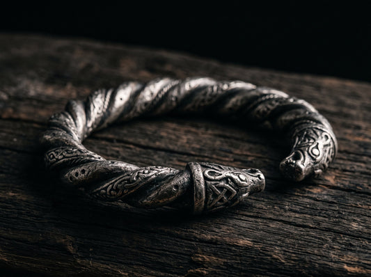 Torque viking en argent torsadé, bijou nordique ancien