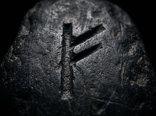 Rune Fehu gravée dans la pierre, symbole viking de richesse
