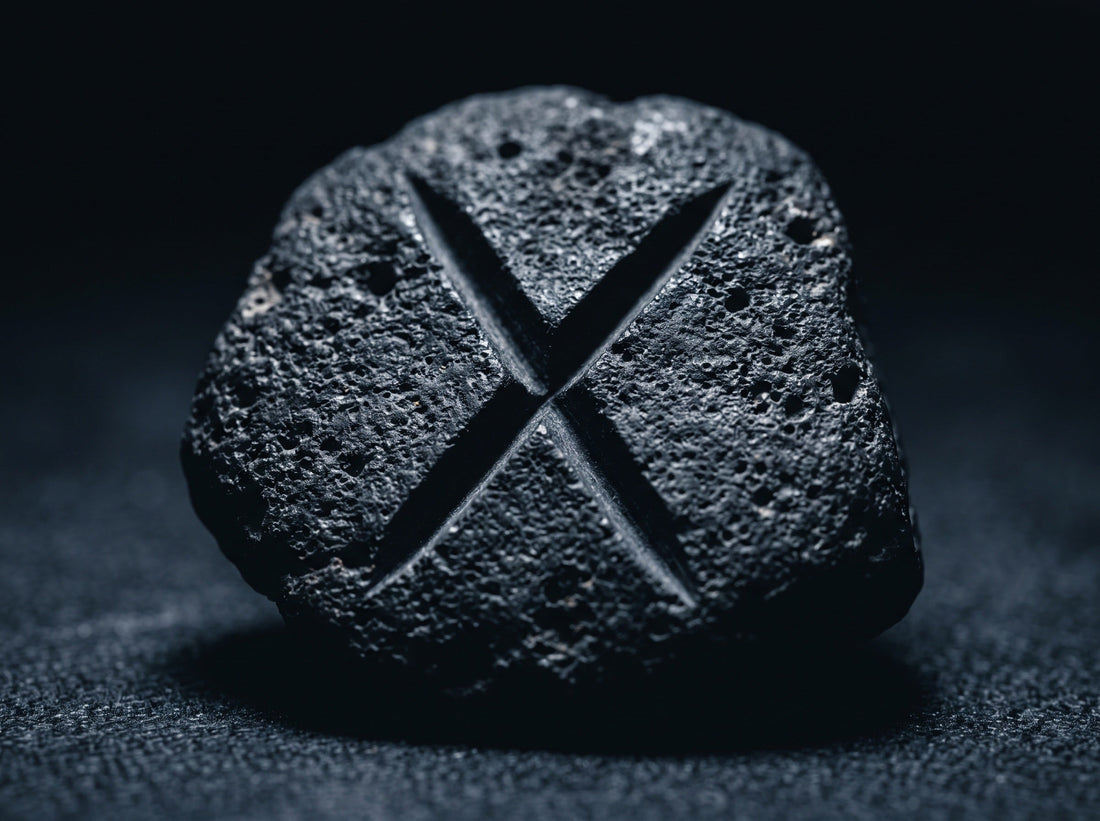 Rune Gebo gravee dans la pierre volcanique, symbole viking du don