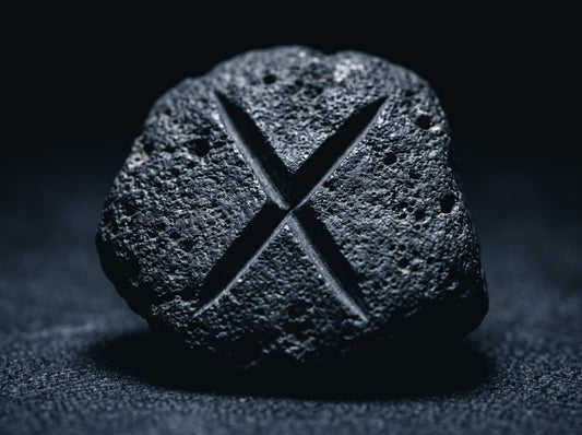 Rune Gebo gravee dans la pierre volcanique, symbole viking du don