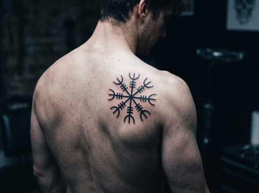 Tatouage Aegishjalmur sur le dos, symetrie a huit branches, style nordique