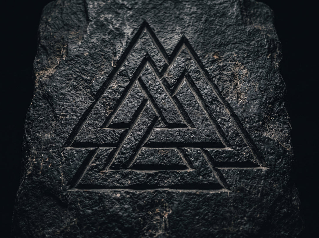 Valknut symbole viking gravé, trois triangles entrelacés