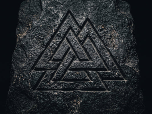 Valknut symbole viking gravé, trois triangles entrelacés