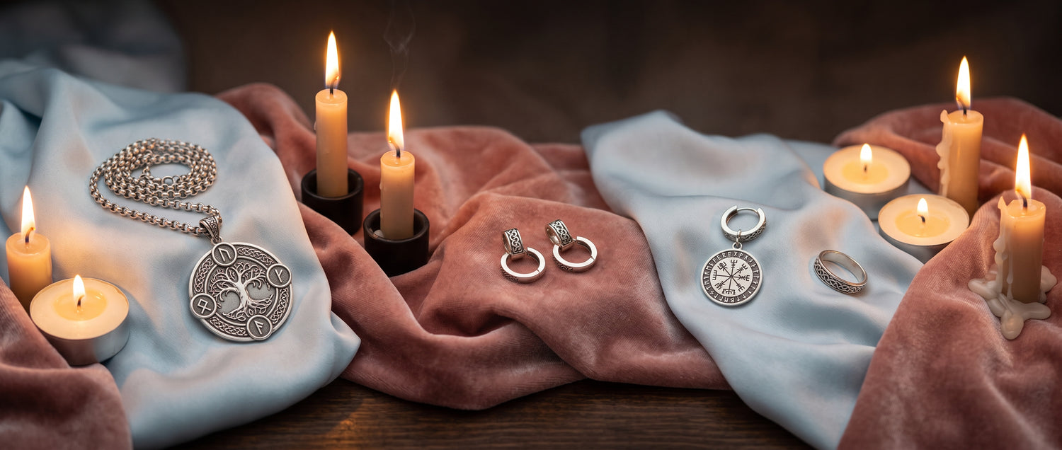 Bijoux ERYTH femme - pendentif Yggdrasil et boucles d'oreilles runiques sur soie et velours, bougies