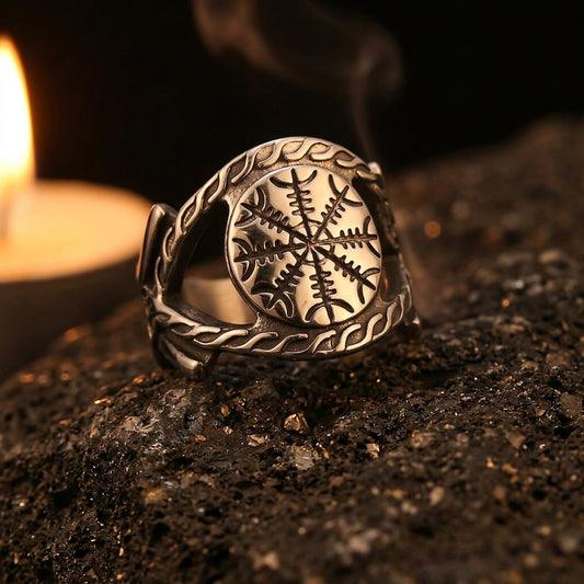 Bague Aegishjalmur ERYTH — ambiance pierre volcanique et lumiere de bougie