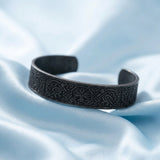 Bracelet Yggdrasil ERYTH sur soie glacee, ambiance froide