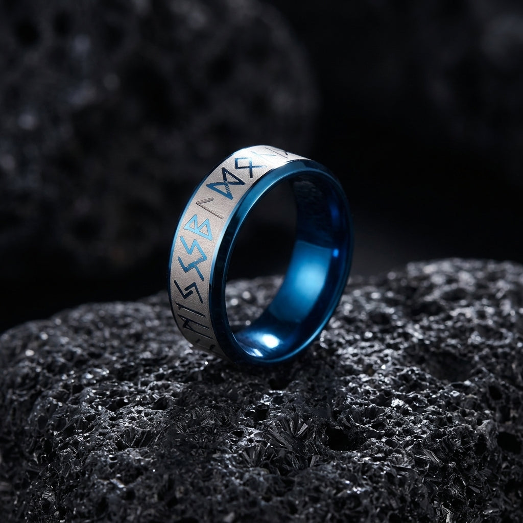 Bague Runique Bleue ERYTH — eclairage dramatique froid sur pierre volcanique