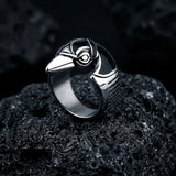 Bague Corbeau ERYTH — eclairage dramatique froid sur pierre volcanique