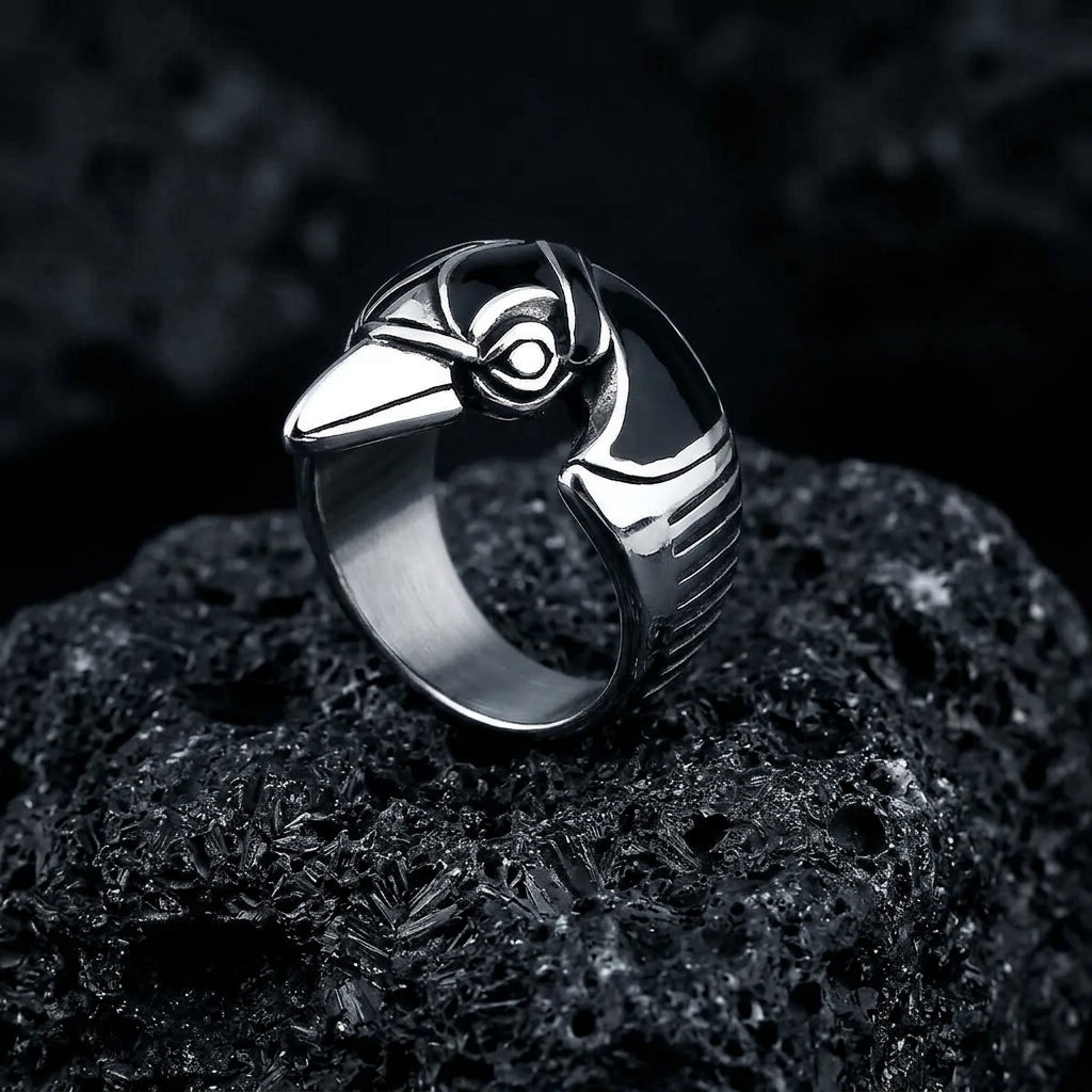 Bague Corbeau ERYTH — eclairage dramatique froid sur pierre volcanique