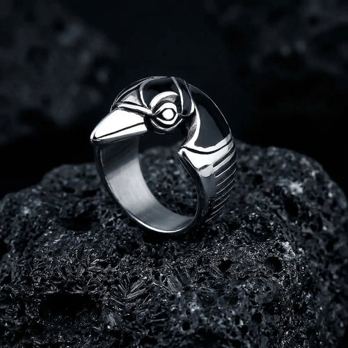 Bague Corbeau ERYTH — eclairage dramatique froid sur pierre volcanique