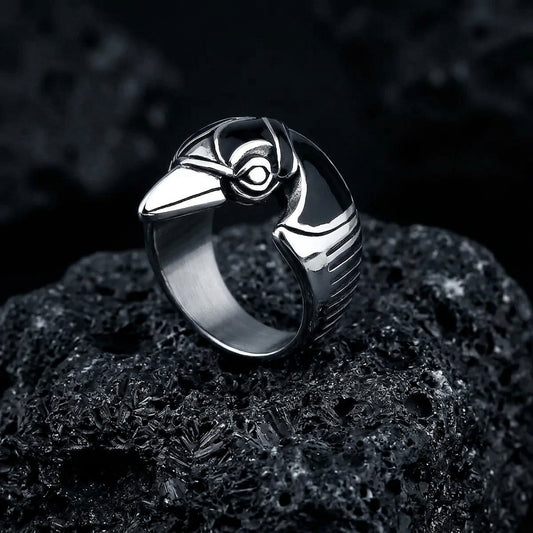 Bague Corbeau ERYTH — eclairage dramatique froid sur pierre volcanique