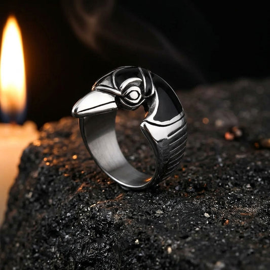 Bague Corbeau ERYTH — ambiance pierre volcanique et lumiere de bougie