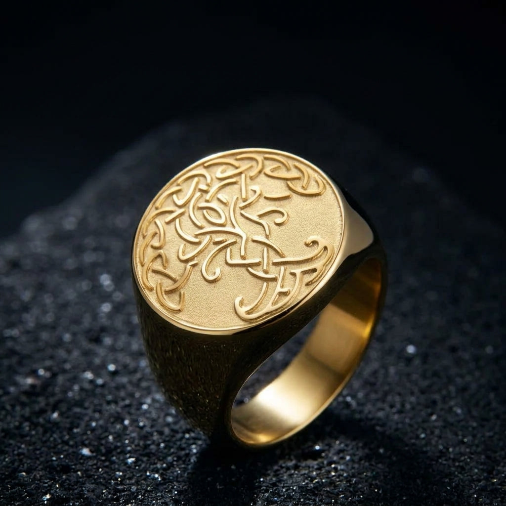 Bague Yggdrasil Or ERYTH — eclairage dramatique froid sur pierre volcanique