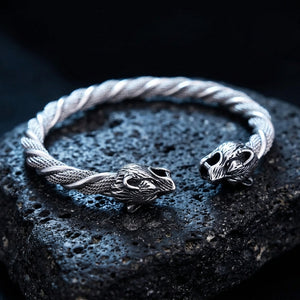 Bracelet Geri et Freki ERYTH sur basalte, ambiance froide