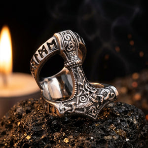 Bague Mjölnir ERYTH — marteau de Thor gravé de runes, pierre volcanique et lumière de bougie