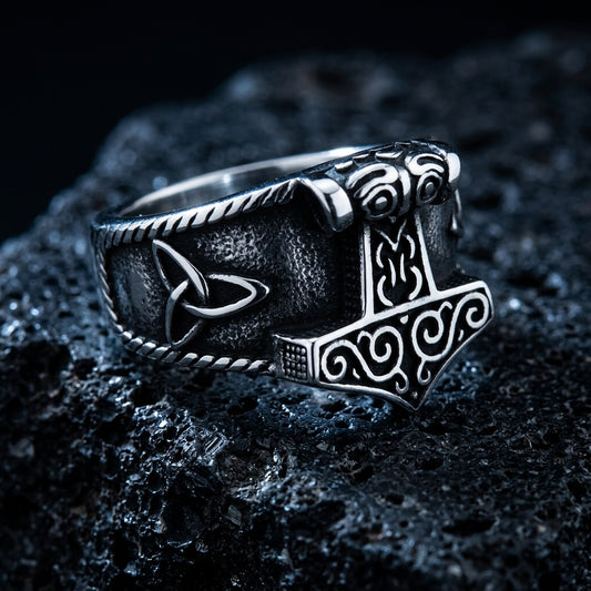 Bague Mjolnir Triquetra ERYTH — eclairage dramatique froid sur pierre volcanique