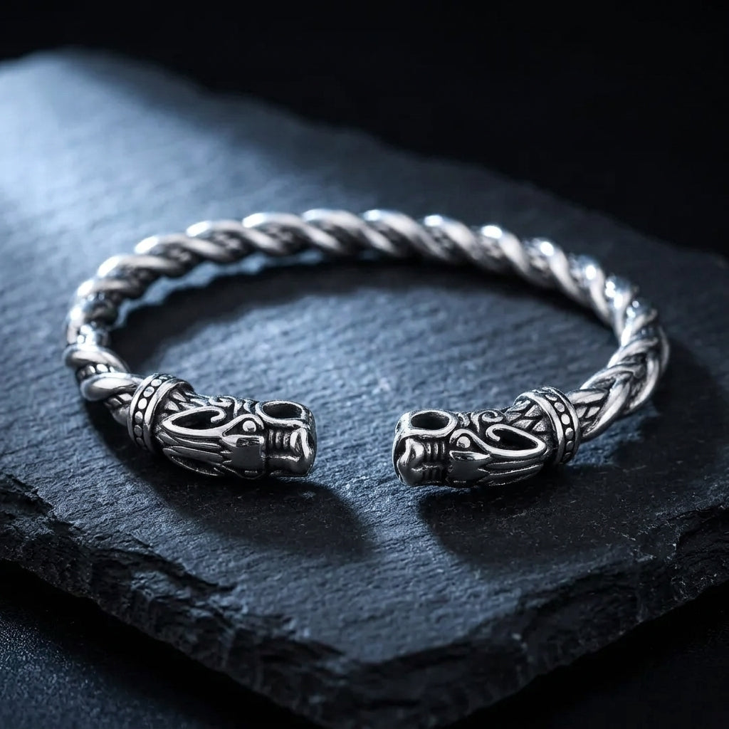 Bracelet Torque Viking ERYTH sur basalte, ambiance froide