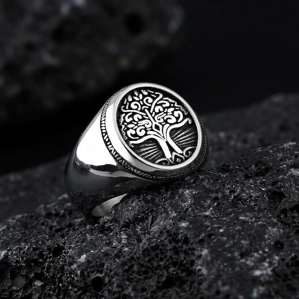 Bague Arbre de Vie ERYTH — eclairage dramatique froid sur pierre volcanique
