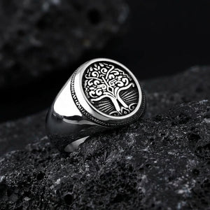Bague Arbre de Vie ERYTH — eclairage dramatique froid sur pierre volcanique