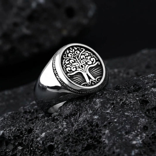 Bague Arbre de Vie ERYTH — eclairage dramatique froid sur pierre volcanique