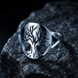 Bague Yggdrasil Ajouree ERYTH — eclairage dramatique froid sur pierre volcanique