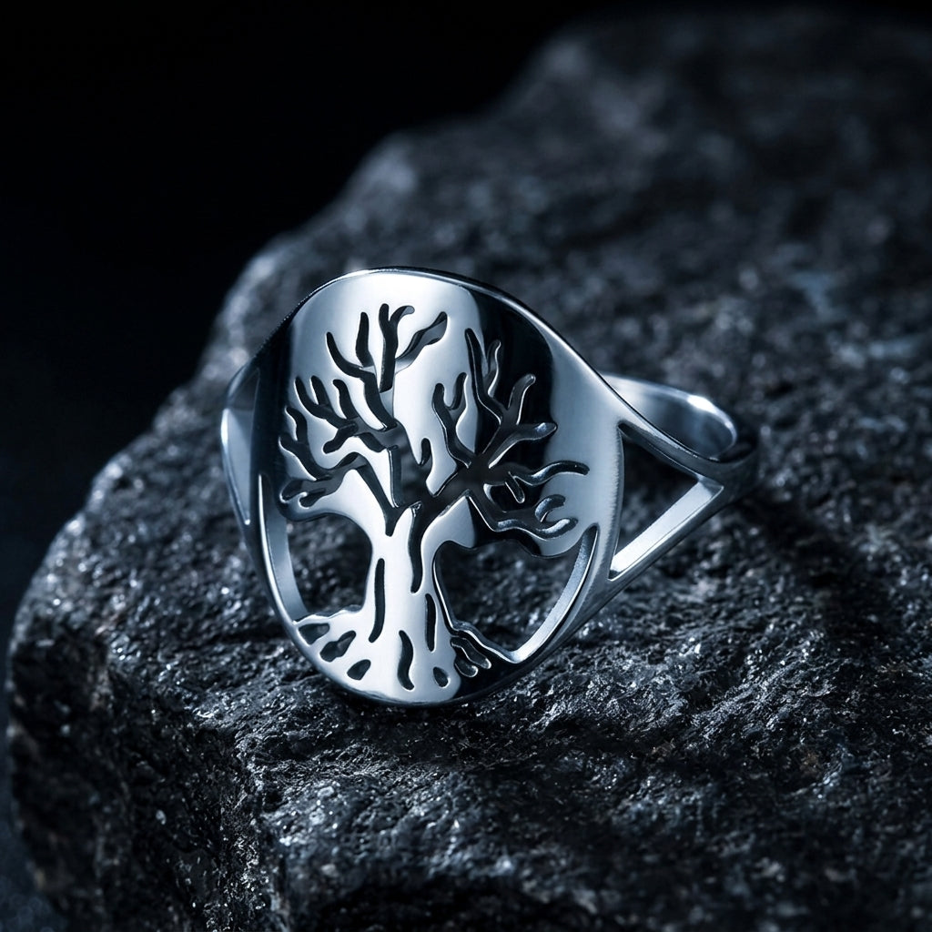 Bague Yggdrasil Ajouree ERYTH — eclairage dramatique froid sur pierre volcanique