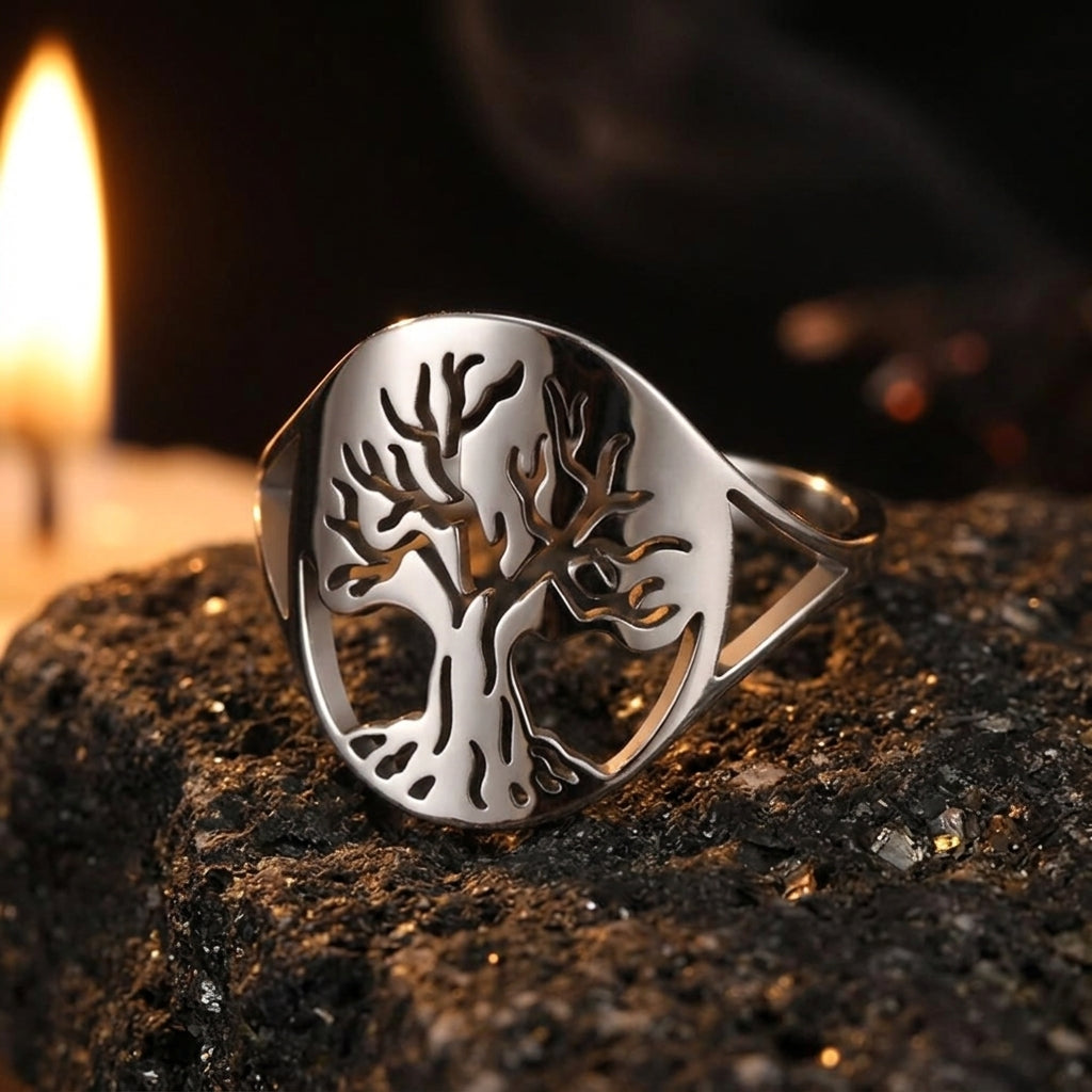 Bague Yggdrasil Ajouree ERYTH — ambiance pierre volcanique et lumiere de bougie