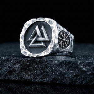 Bague Valknut ERYTH — noeud des guerriers tombés, éclairage dramatique froid sur pierre volcanique