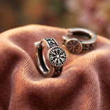 Boucles d'oreilles Vegvisir ERYTH sur velours, ambiance chaude