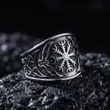 Bague Vegvisir ERYTH — eclairage dramatique froid sur pierre volcanique