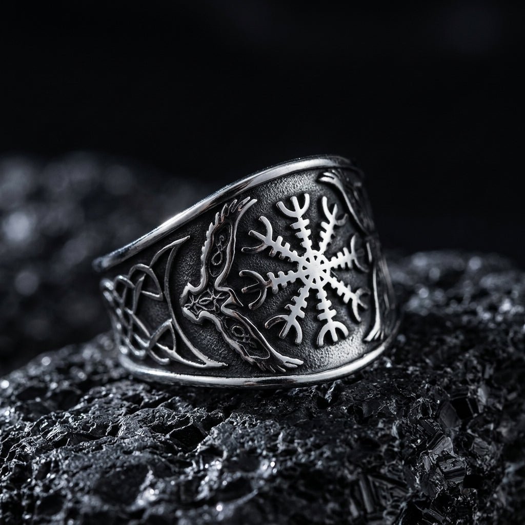 Bague Vegvisir ERYTH — eclairage dramatique froid sur pierre volcanique