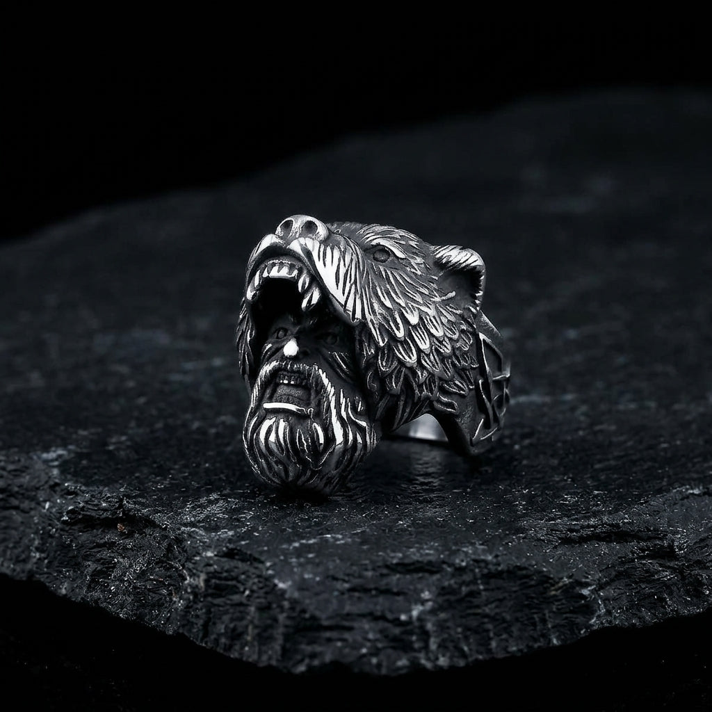 Bague Guerrier Loup ERYTH — tête d'ours et visage guerrier, éclairage dramatique froid sur pierre volcanique