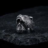 Bague Guerrier Loup ERYTH — tête d'ours et visage guerrier, éclairage dramatique froid sur pierre volcanique