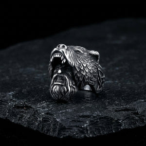 Bague Guerrier Loup ERYTH — tête d'ours et visage guerrier, éclairage dramatique froid sur pierre volcanique