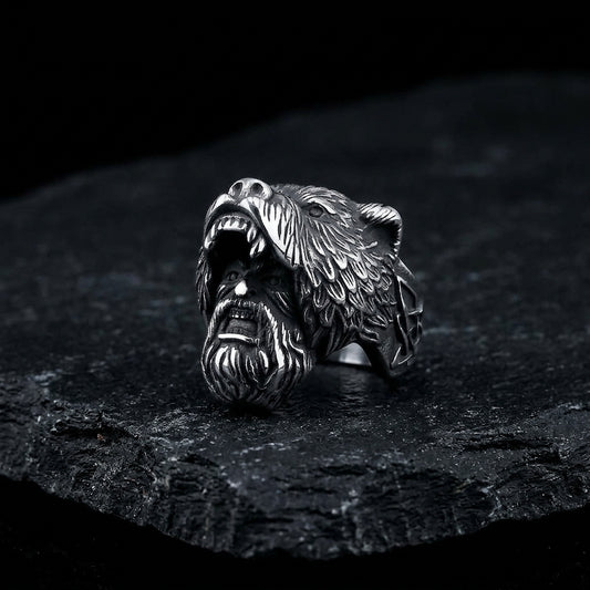 Bague Guerrier Loup ERYTH — tête d'ours et visage guerrier, éclairage dramatique froid sur pierre volcanique