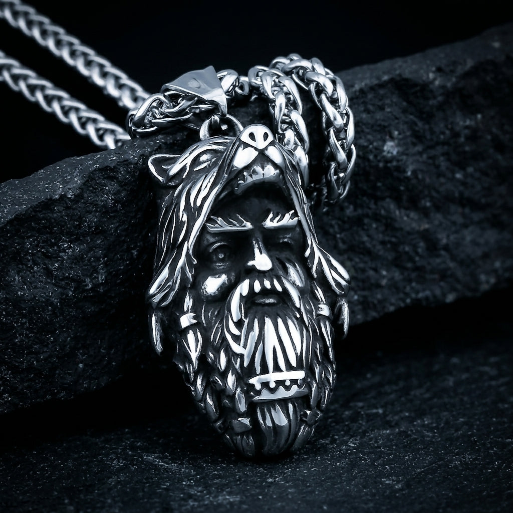 Pendentif Odin Loup ERYTH — eclairage dramatique froid sur pierre volcanique