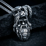 Pendentif Odin Loup ERYTH — eclairage dramatique froid sur pierre volcanique