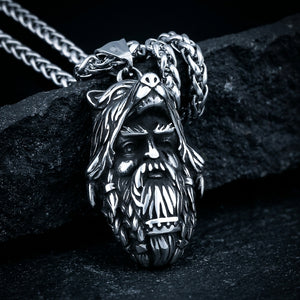 Pendentif Odin Loup ERYTH — eclairage dramatique froid sur pierre volcanique